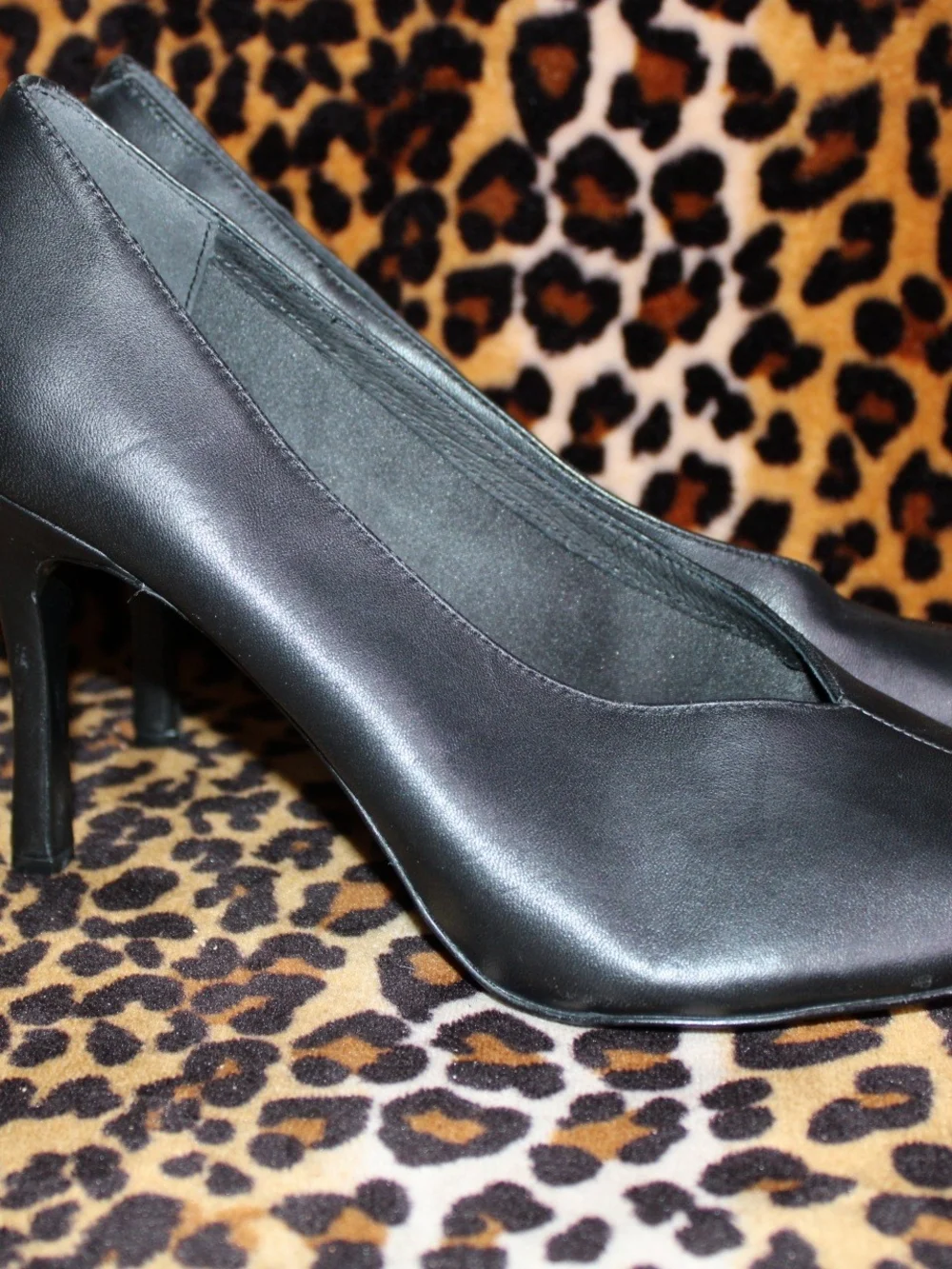 Kenneth Cole Women's Black Pointed-Toe Pumps